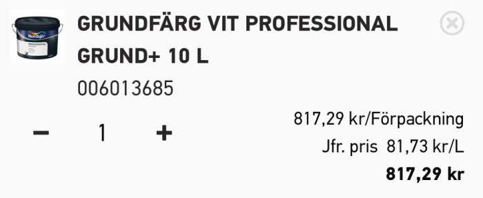 Burk med vit grundfärg märkt "GRUND+FÄRG VIT PROFESSIONAL" på 10 liter, med prisinformation.