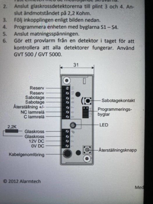 Schematisk illustration av anslutningar för en larmsensor med textbeskrivningar och olika terminaler.