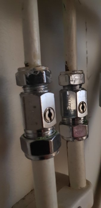 Två gamla 10 mm vattenrör anslutna till Ballofix-kopplingar, behov av klämring inför byte till ny köksblandare.
