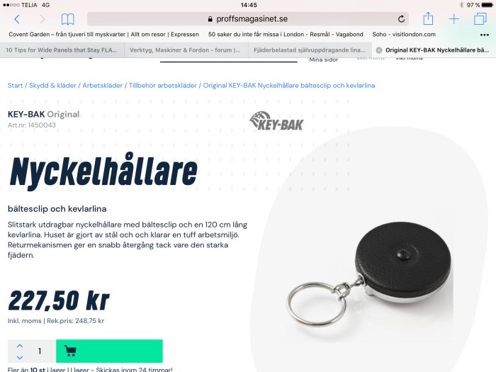 Svart återupprullande nyckelhållare från KEY-BAK med bältesclip och kedja på en vit bakgrund.