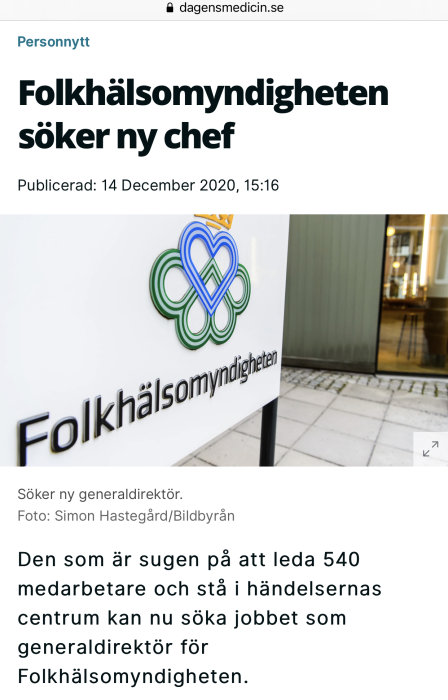Skylt med "Folkhälsomyndigheten" och logotyp på en byggnad, annonserar sökandet efter ny generaldirektör.