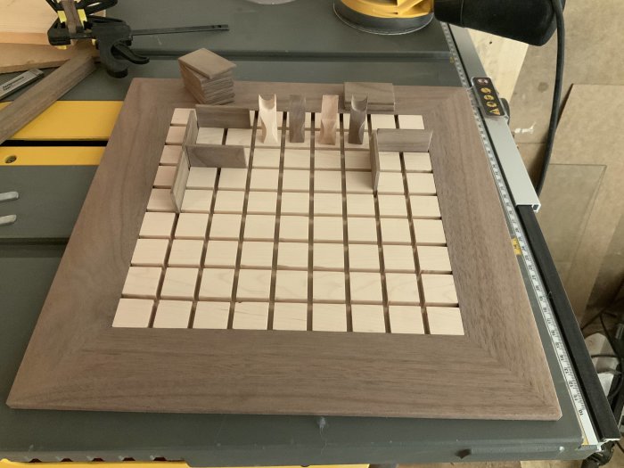 Handgjort Quoridor-brädspel i trä före behandling med synliga mätramar.