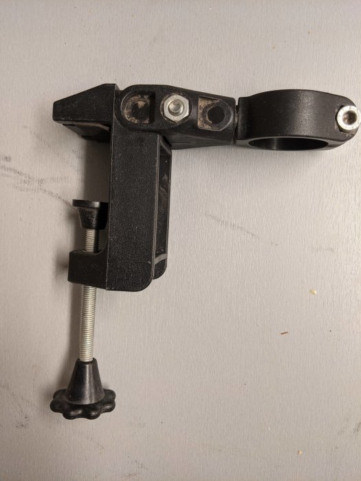 Svart okänd verktygsdel med klämfunktion och justerbar skruv, inneabdiameter 42mm.