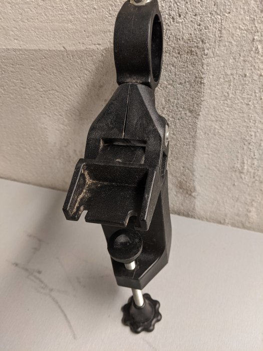 Svart verktygsdel med okänd funktion, ring med innerdiameter 42 mm, mot vit bakgrund.