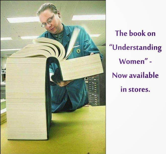 Person som bläddrar i en mycket tjock bok med titeln "Understanding Women".