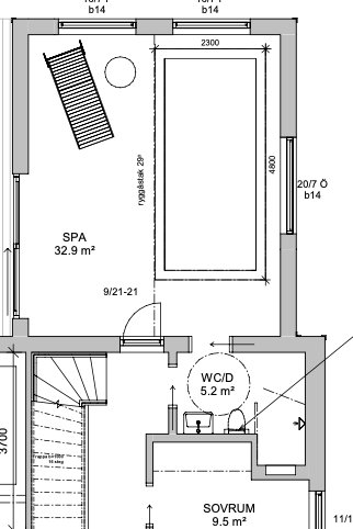 Planritning med mått som visar ett spa, sovrum, och WC, samt markerade platser för skjutdörrar mellan rummen.