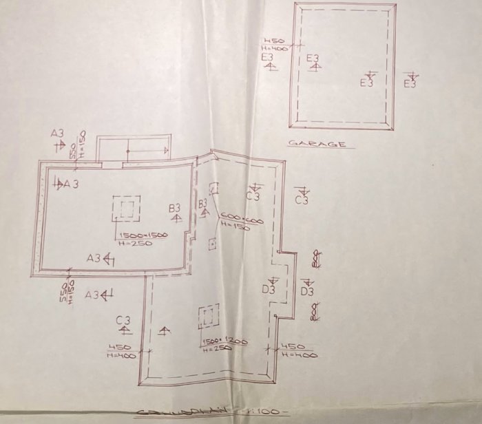 Handritad skiss av husplan för renovering med måttangivelser och markeringar för garage.