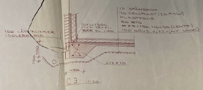 Teknisk ritning av en byggkonstruktion med mått och materialspecifikationer för golv- och grundstruktur.