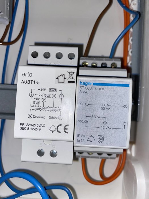 Eltransformator med felkopplade orangefärgade kablar till terminalerna 5-6, märkning och ledningar synliga.