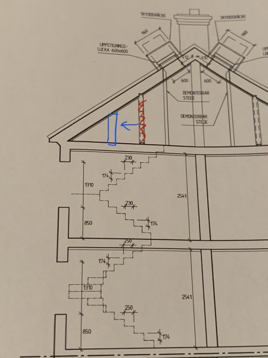 Arkitektonisk ritning av vind med markerad befintlig och planerad position för stödvägg.