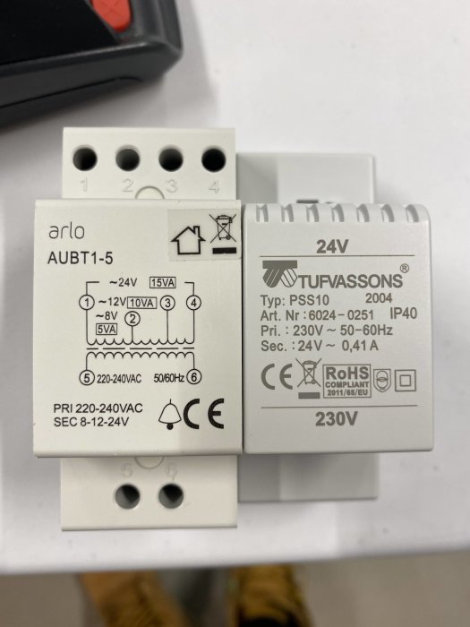 Transformator märkt med "AUBT1-5" och "24V TUFASSONS", specifikationer och säkerhetsmärkningar synliga.