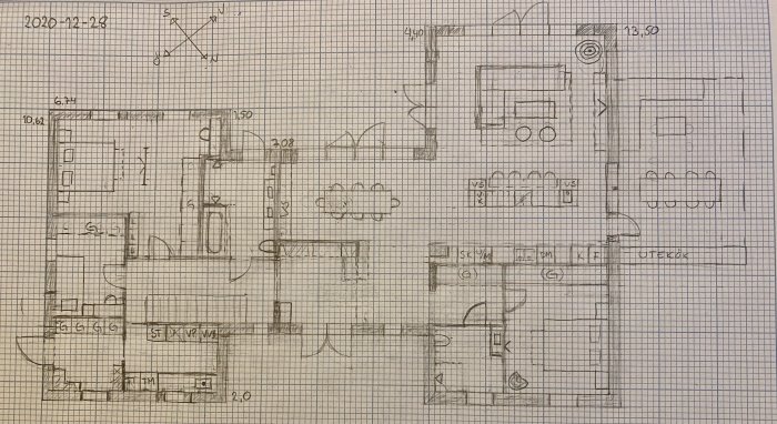 Handritad planlösning för en villa med mått och rumsmarkeringar på rutat papper.