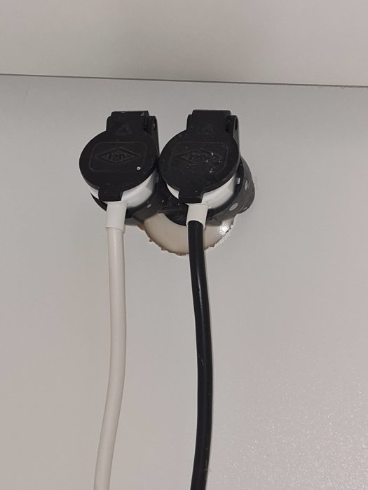 Två eluttag med en inbyggd ugn och mikrovågsugn inkopplade, fråga om ampere och säkerhet.
