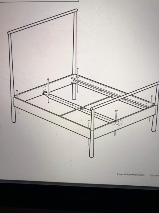 Ritning av en okomplett sängstomme i linjär illustration.