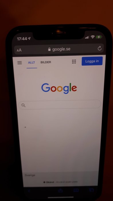 Mobiltelefon som visar Google-söksida, symboliserar test av inbyggd trådlös laddare.