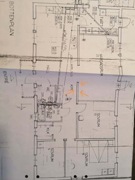 Ritning av enplansvilla som visar planlösning och markerad vägg där öppning ska förstoras.