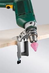 Borrmaskin med monterad borrmaskinhållare kwb 779600 fastsatt vid träplanka.