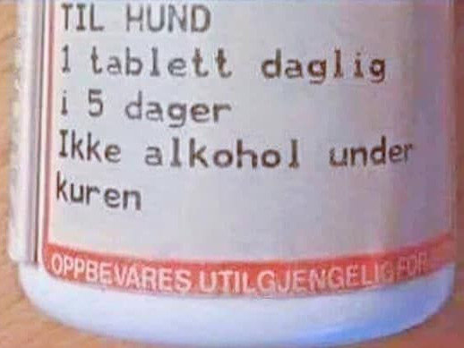 Etikett på medicinflaska med doseringsanvisningar för hund: "1 tablett daglig i 5 dagar, ikke alkohol under kuren".