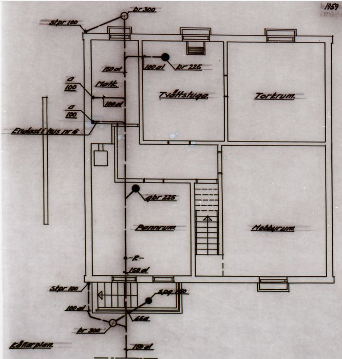 Arkitektonisk ritning över ett hus inklusive måttangivelser och plan för Rensbrunn.