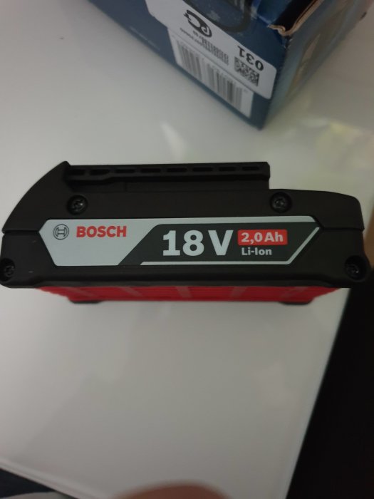 Nytt 18V 2.0Ah Bosch Li-Ion batteri mot vit bakgrund.