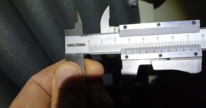 Mätning av rörets ytterdiameter med skjutmått som visar cirka 27,2 mm.