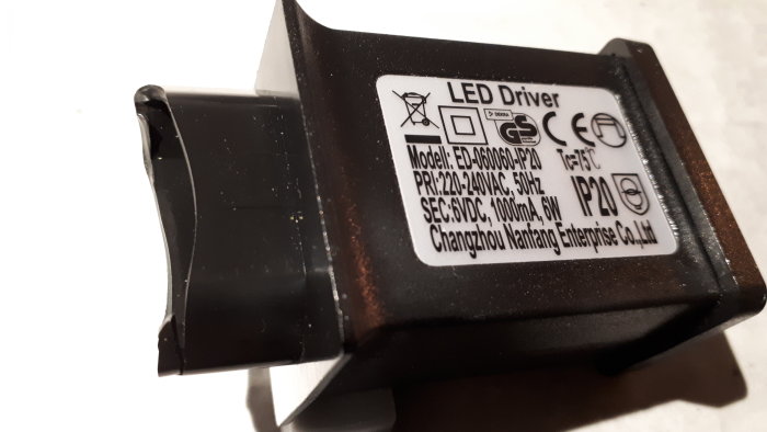 LED-driver med informationsetikett och avbruten integrerad stickpropp.