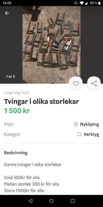 Flera gamla tvingar i olika storlekar utspridda på ett betonggolv.