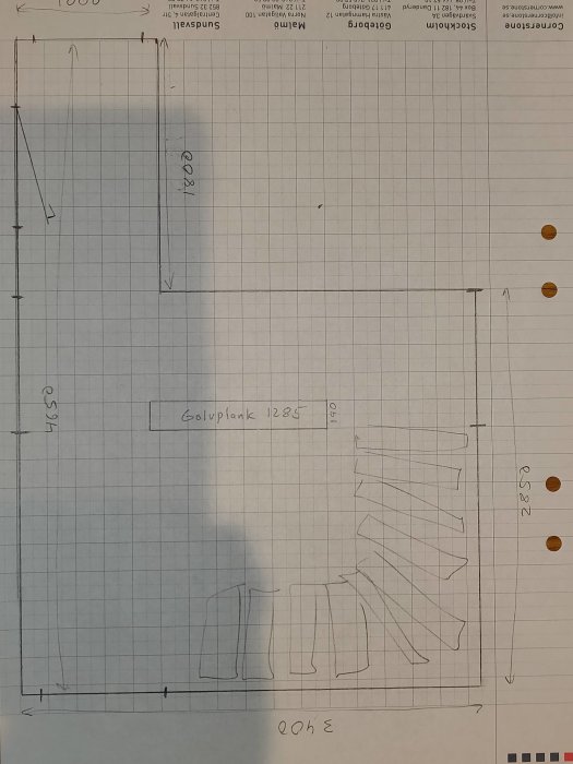 Handritad skiss över trappkonstruktion med måttangivelser på rutigt papper.