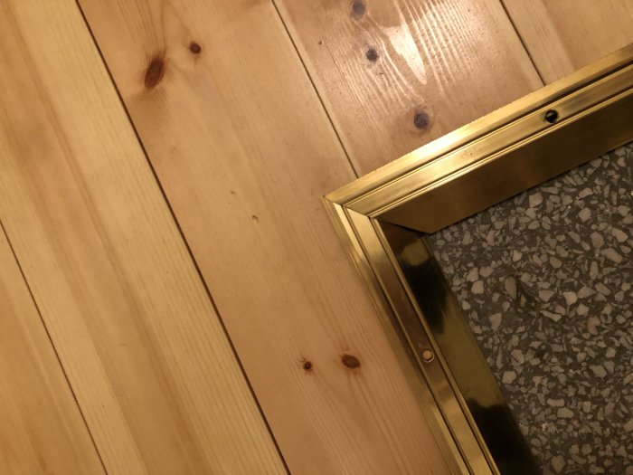 Sned kapning av golvlist i trä mot karm med en sågad kant gjord på frihand.