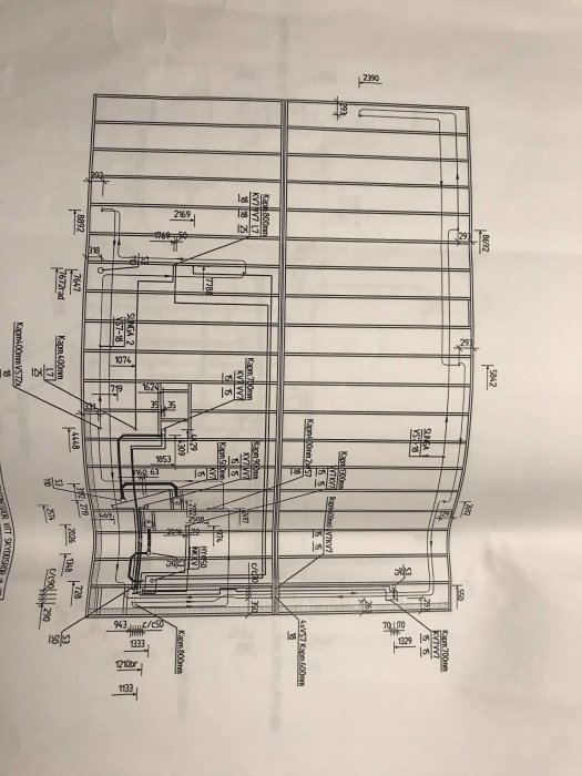 Ritning av ett-rörssystem med måttangivelser och ledningar för installation i en byggnad.