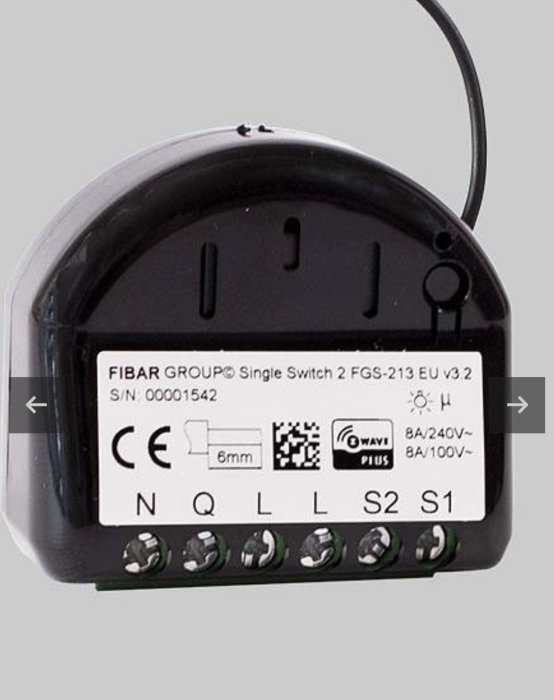 En FIBARO Single Switch 2 Z-Wave relä med anslutningsterminaler och modellinformation.