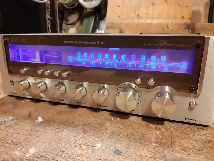 Vintage Marantz stereo receiver på en träyta med upplysta FM/AM-frekvensskalor och reglage.