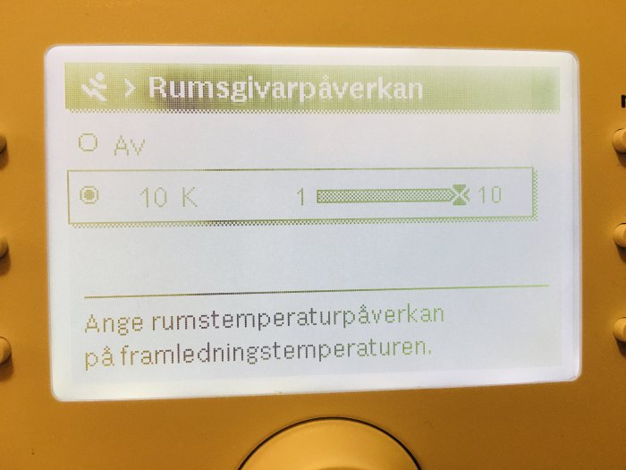 Termostat med inställningen "Rumsgivarpåverkan" höjd till max värdet 10 för påverkan på framledningstemperaturen.