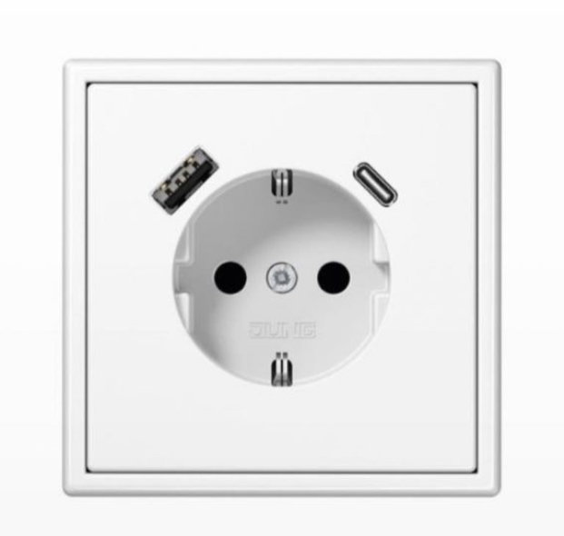 Eluttag med inbyggt USB-C och standard USB-port för laddning.
