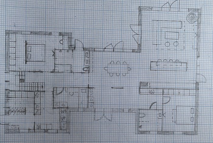 Handritad skiss av en husplan med rum, möblering och gångvägar tydligt markerade på rutigt papper.