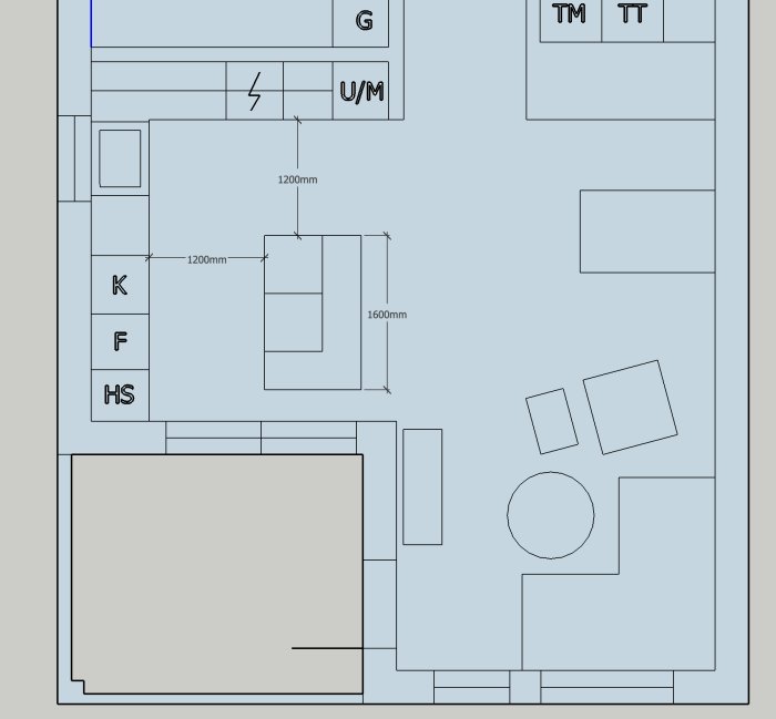 Planlösning av lägenhet med köksö, bänkytor och möblering runt fönster mot balkong.