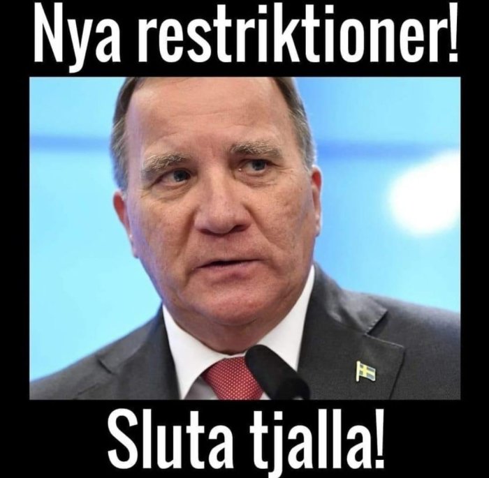 Bild med texten "Nya restriktioner! Sluta tjalla!" över en bekymrad man i kostym med svensk flagga på kavajen.