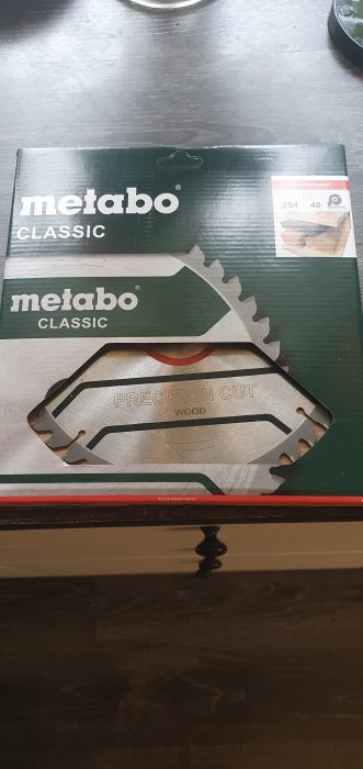 Metabo sågklinga för träskärning i originalförpackning på ett bord.