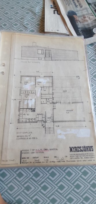 Bottenvåningsritning med mått på rum i en bostad, planerad renovering synlig, från Myresjöhus.