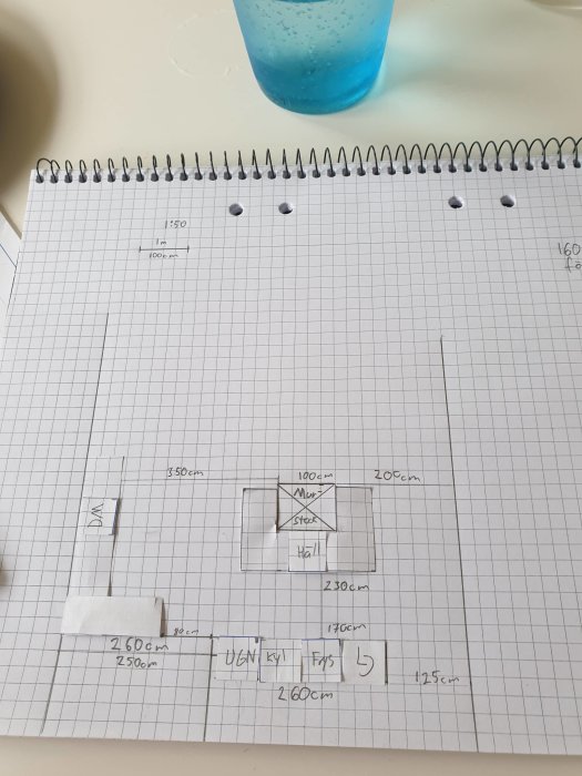 Handritad skiss av en köksplanlösning med måttangivelser på ett rutat block, inklusive fönsterplaceringsändringar.