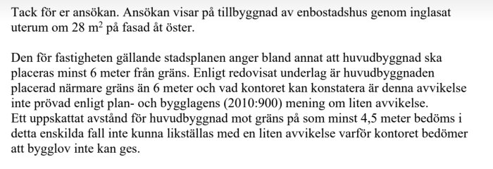 Ett avslag från kommunen på en bygglovsansökan för en tillbyggnad på grund av avståndet till tomtgränsen.