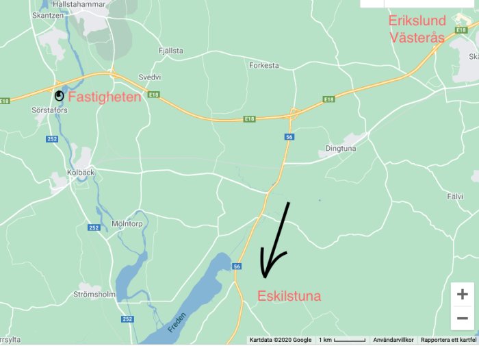 Kartbild som visar en platsmarkering vid "Fastigheten" och en svart pil som pekar mot "Eskilstuna".