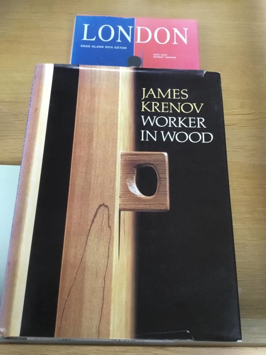 Bok om träarbete "James Krenov: Worker in Wood" ovanpå en bok om London.