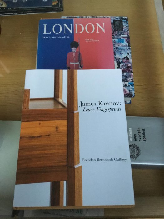 En bok om finputsning av trä med titeln "James Krenov: Leave Fingerprints" ovanpå en bok om London.