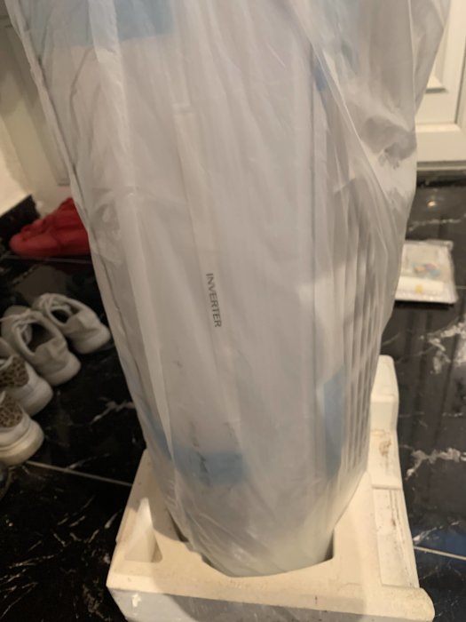 Nytt inneinverter klimatsystem inslaget i plast och pappförpackning, redo för väggmontering.
