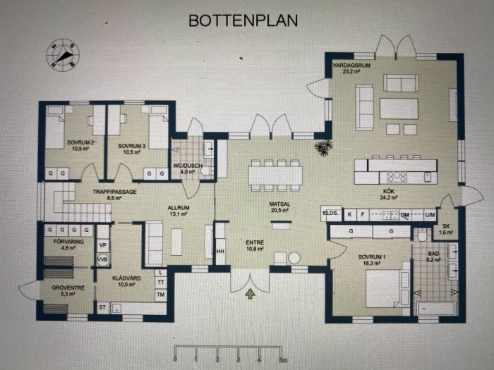 Digital skiss av ett bottenvåningsplan ritat i RoomSketcher med beteckningar för olika rum som sovrum, kök och vardagsrum.