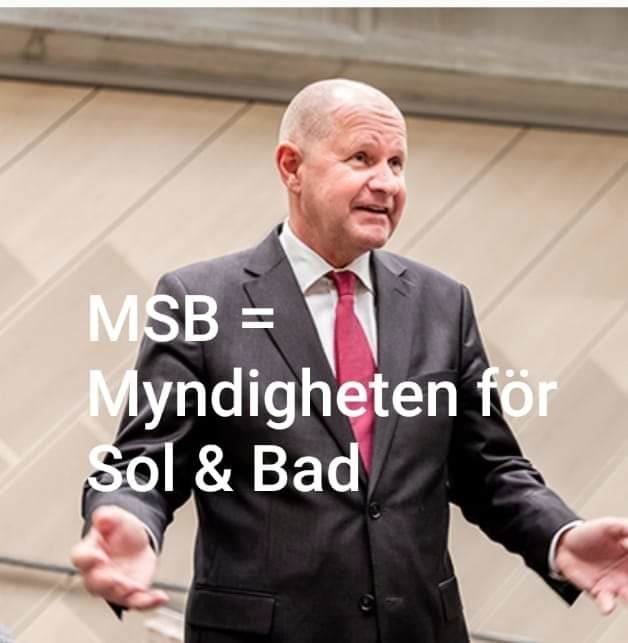 Man i kostym gestikulerar med texten "MSB = Myndigheten för Sol & Bad" överlagd.