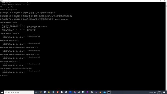 Datorskärm med kommandotolken öppen visande resultatet av 'ipconfig /renew' med flera media disconnected-meddelanden.