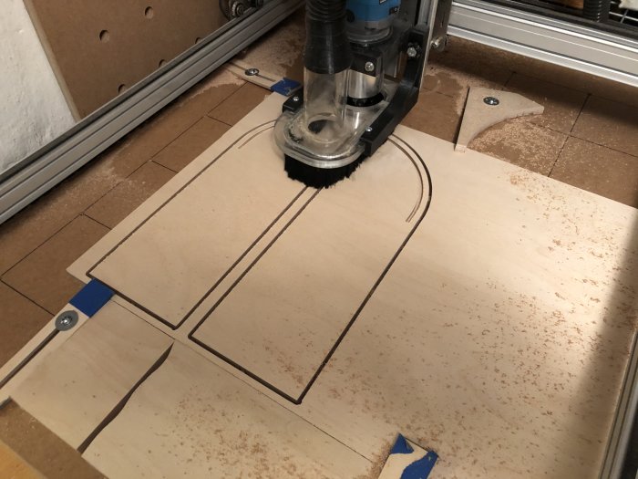 CNC-fräsning av plywood för att bygga komponenter till spånsugssystem.