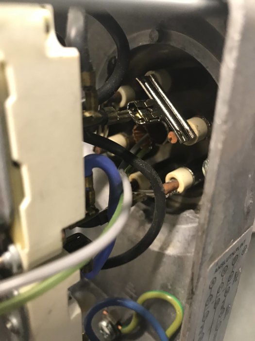 Inre delen av en elpatron med synliga elektriska anslutningar och ledningar.